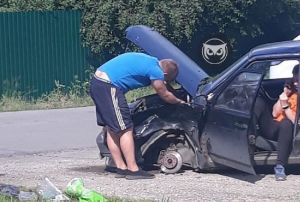 В Пензе на Шуисте в ДТП искорежило автомобиль