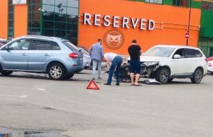 На парковке пензенского ТЦ случилась жесткая авария