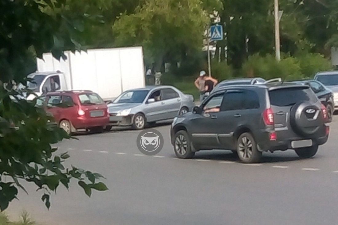 Возле железнодорожного переезда в Пензе столкнулись две легковушки
