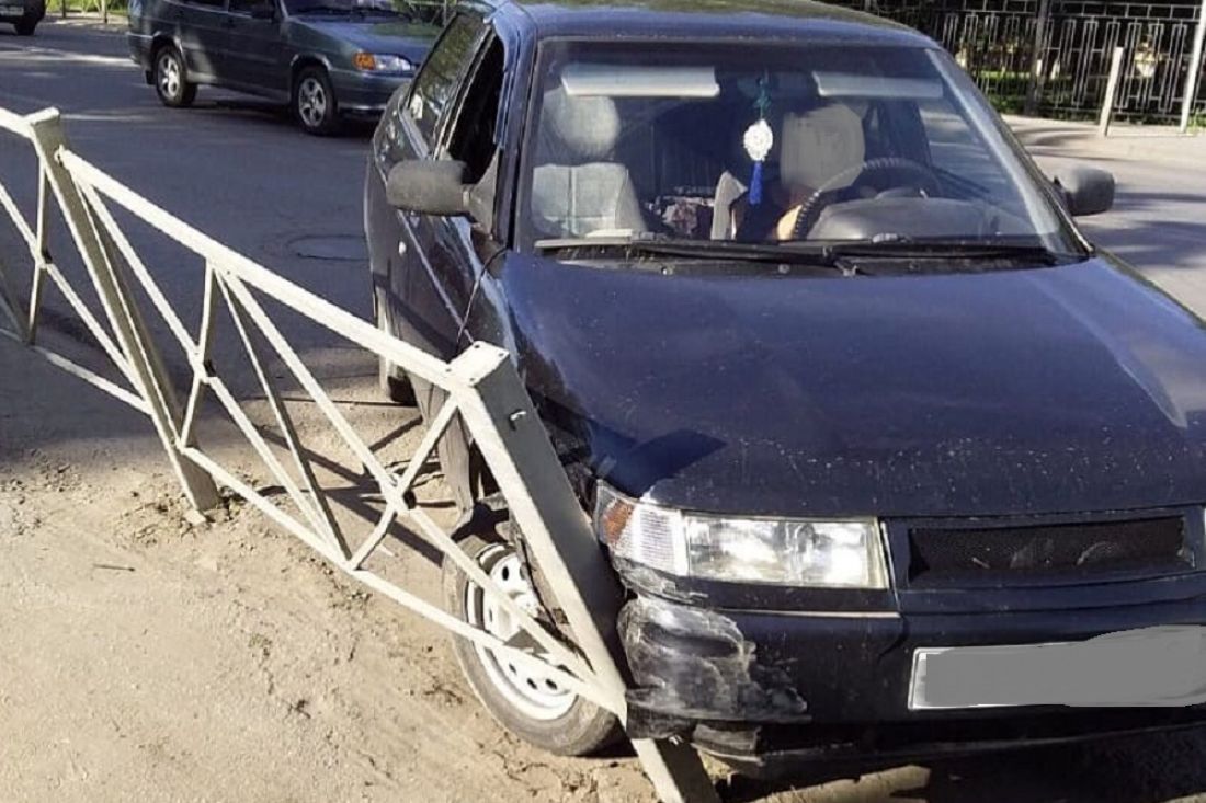 В Пензе «десятка» врезалась в металлическое ограждение дороги