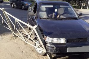 В Пензе «десятка» врезалась в металлическое ограждение дороги