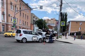 На перекрестке в центре Пензы искорежило машину