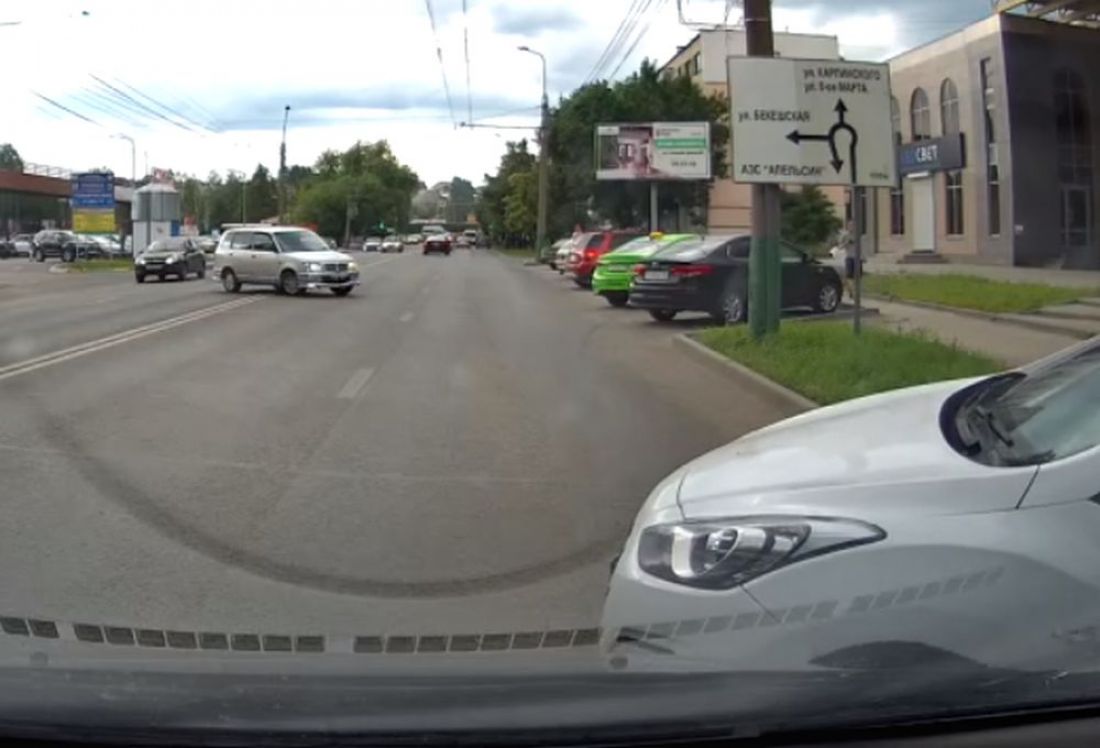 В Пензе таксист взбесил водителя непредсказуемым поведением. Видео