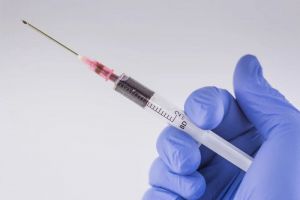 Стало известно о состоянии добровольцев, тестирующих вакцину от COVID