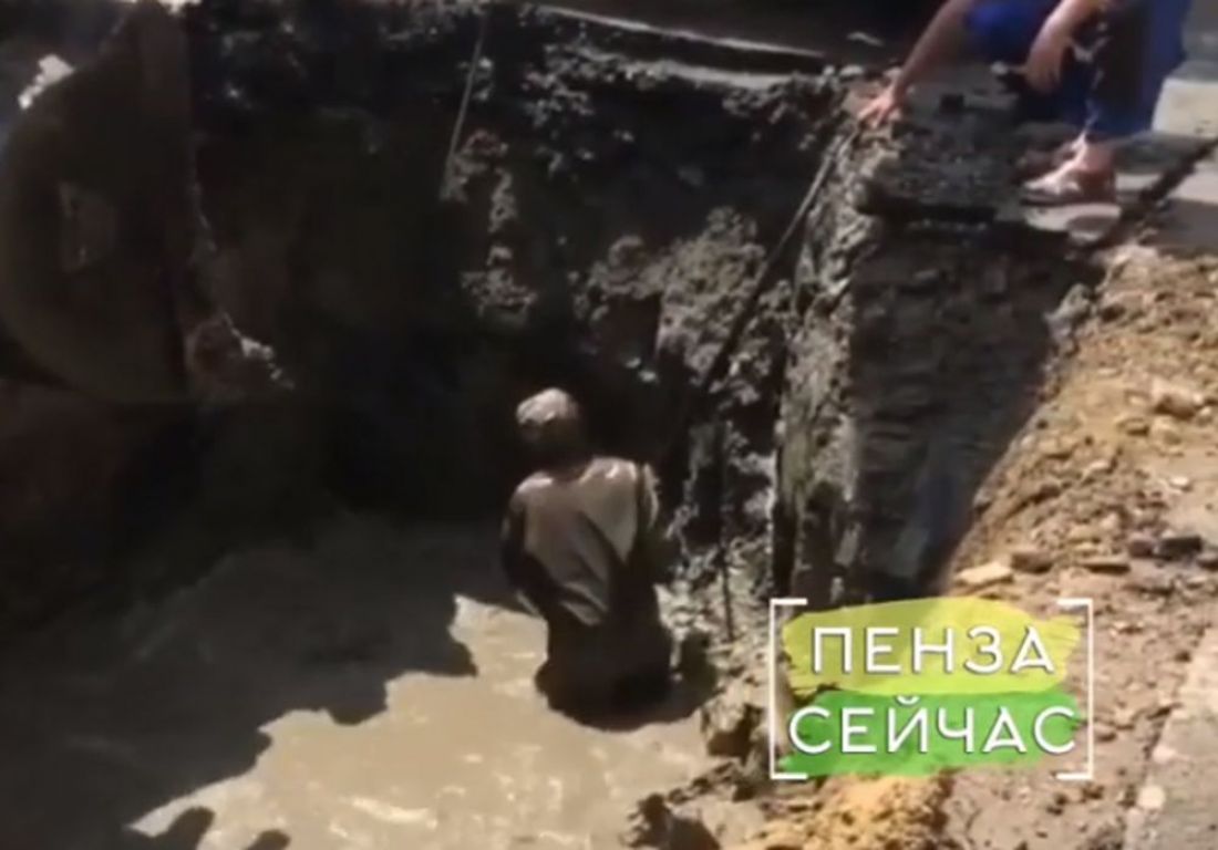 Появилось шокирующее видео с места устранения коммунальной аварии в Пензе