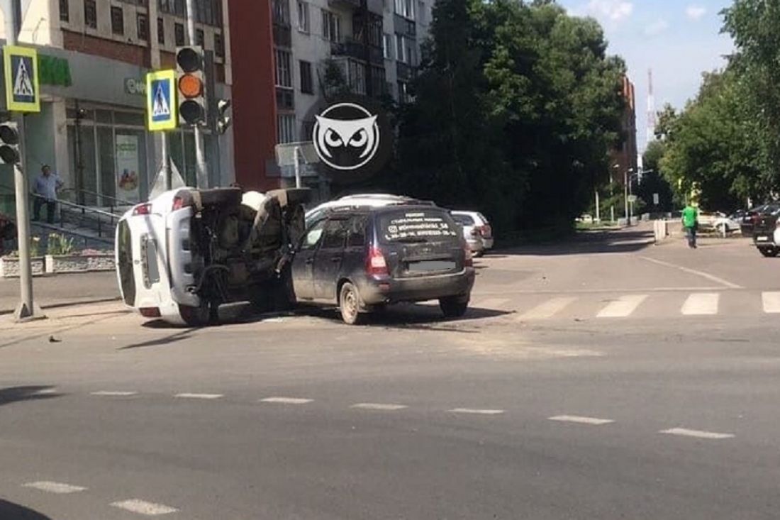В центре Пензы «LADA Kalina» в ДТП опрокинула набок иномарку