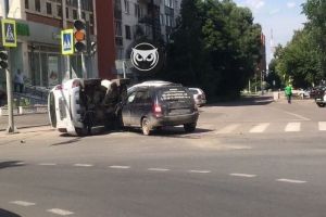 В центре Пензы «LADA Kalina» в ДТП опрокинула набок иномарку