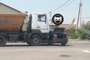 На Шуисте в Пензе грузовик протаранил легковушку