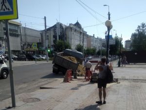 В Пензе при попытке засыпать яму на Московской провалился грузовик