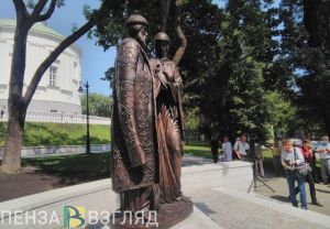 В Пензе открыли памятник Петру и Февронии