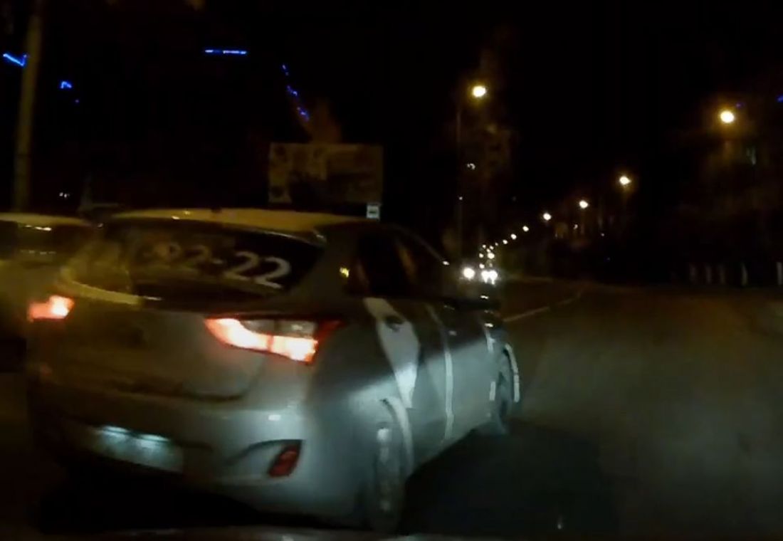 Автомобилист учинил разборки с таксистом на дороге в Пензе. Видео