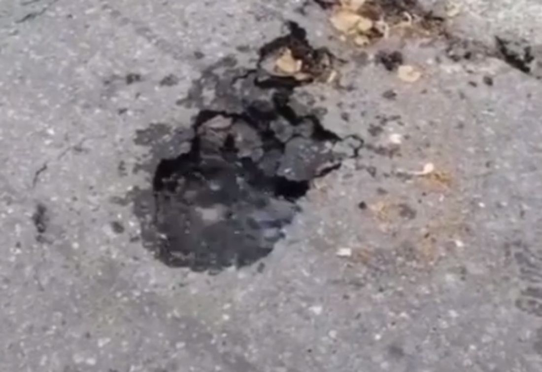 На Московской в Пензе под вскрывшимся асфальтом кипит вода. Видео