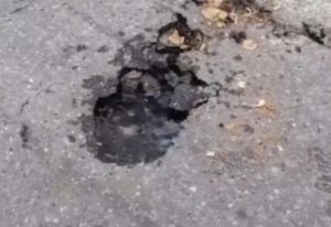 На Московской в Пензе под вскрывшимся асфальтом кипит вода. Видео