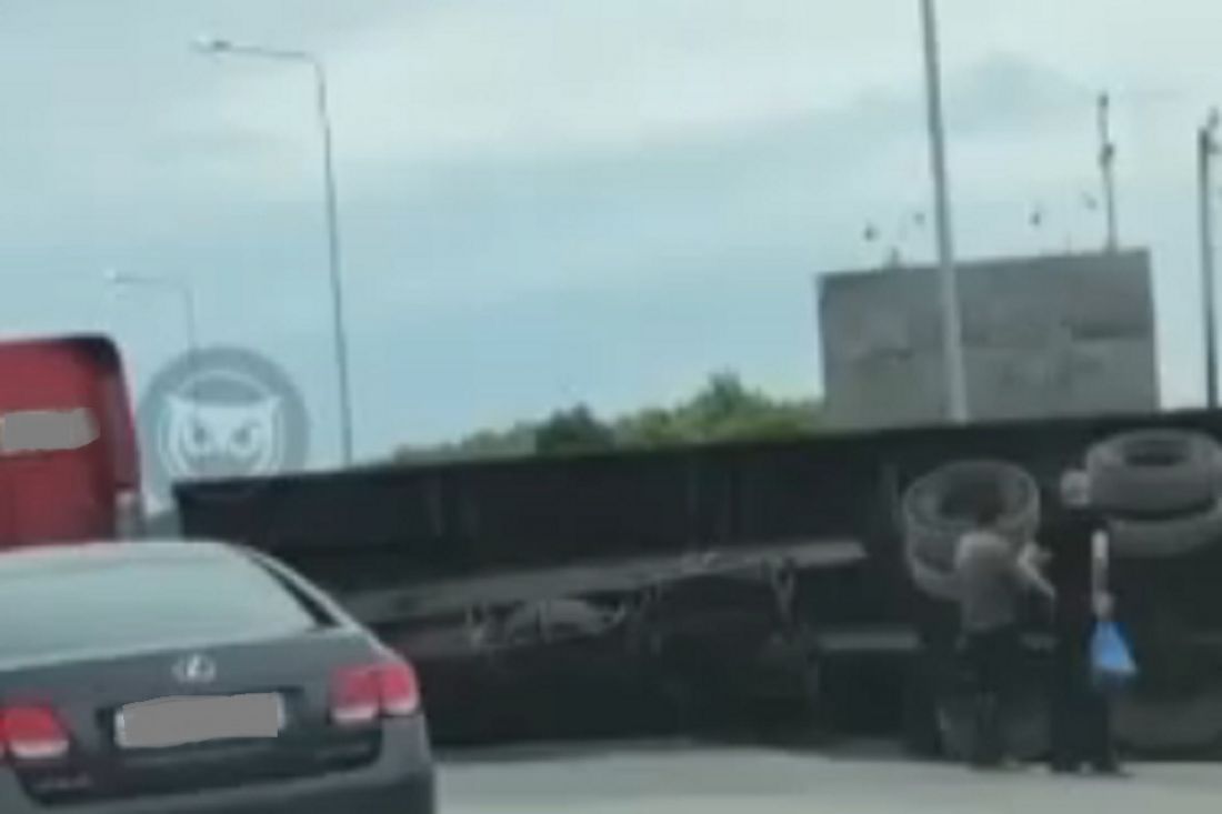 На видео попал опрокинувшийся прицеп фуры в Пензенской области