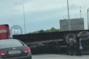 На видео попал опрокинувшийся прицеп фуры в Пензенской области
