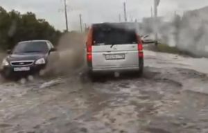 В Пензе после мощного дождя залило дорогу на улице Рябова