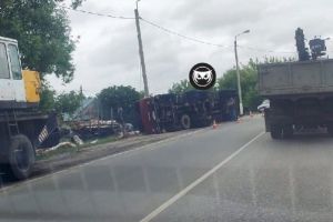 В Пензенской области опрокинулся лесовоз
