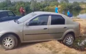 В Пензенской области машина рыбака зависла в неудобном положении