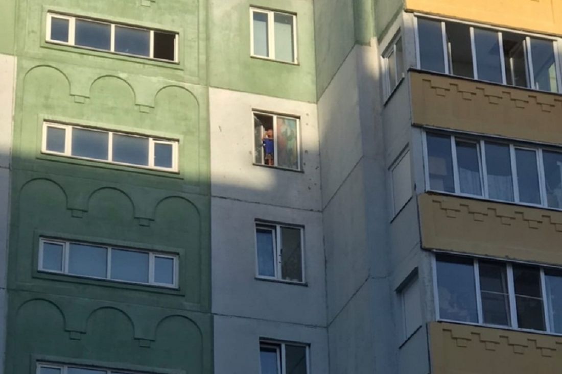 В Пензе маленький ребенок стоял на подоконнике восьмого этажа