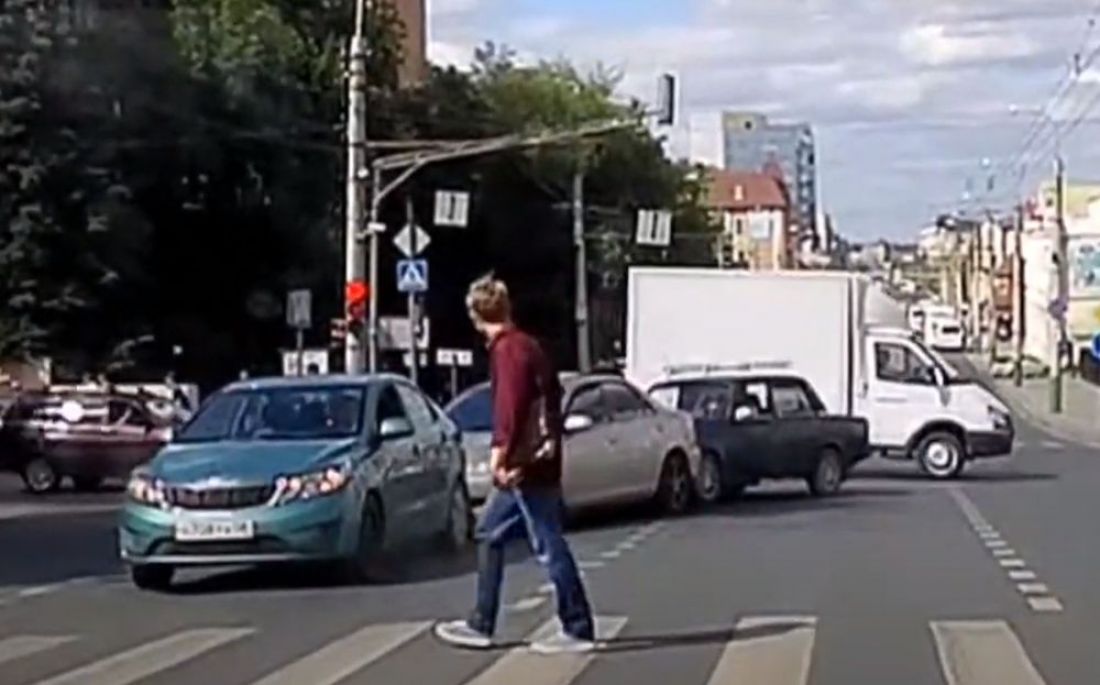 На улице Кирова в Пензе сняли момент столкновения трех автомобилей
