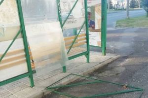 В Заречном неизвестные сломали остановочный павильон