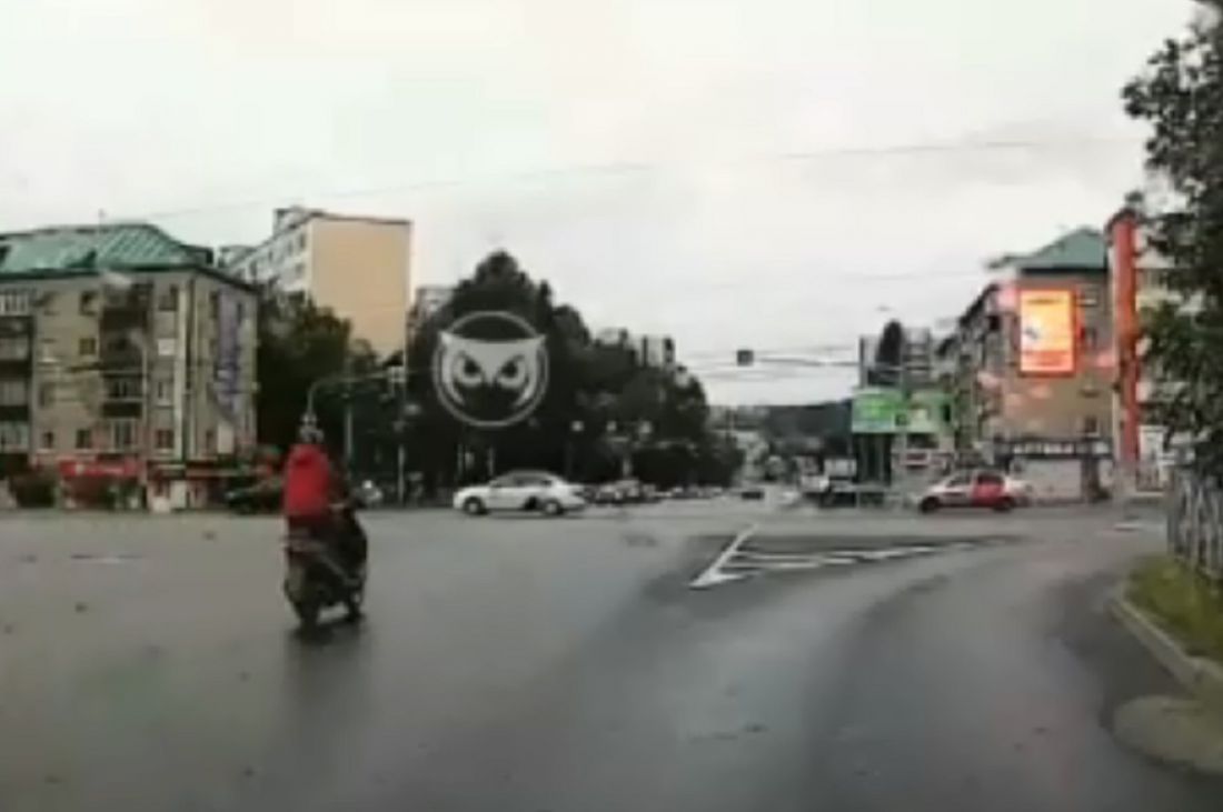 Опубликован момент ДТП со скутером в центре Пензы