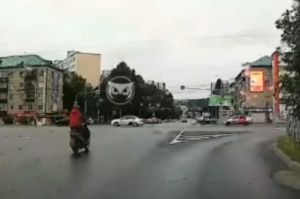 Опубликован момент ДТП со скутером в центре Пензы
