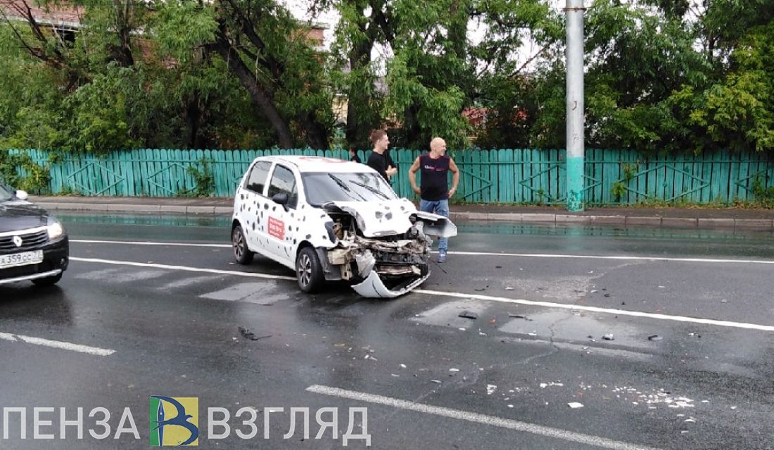 В Пензе автомобиль службы доставки искорежило при столкновении с маршруткой. Фото