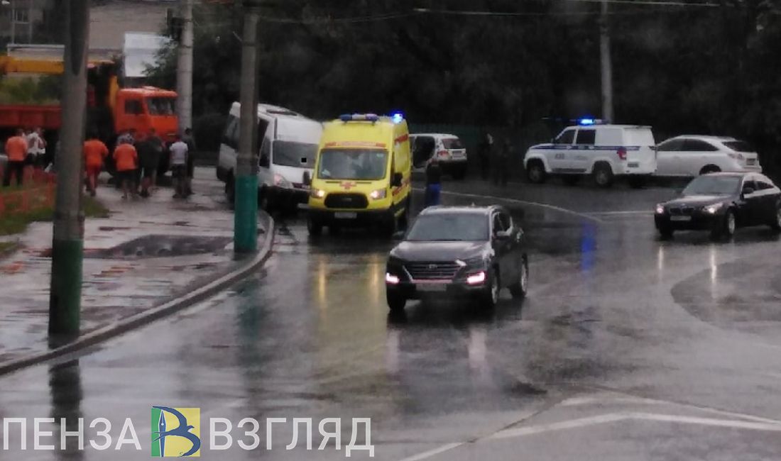 В Пензе в ливень у «Глобуса» случилось ДТП