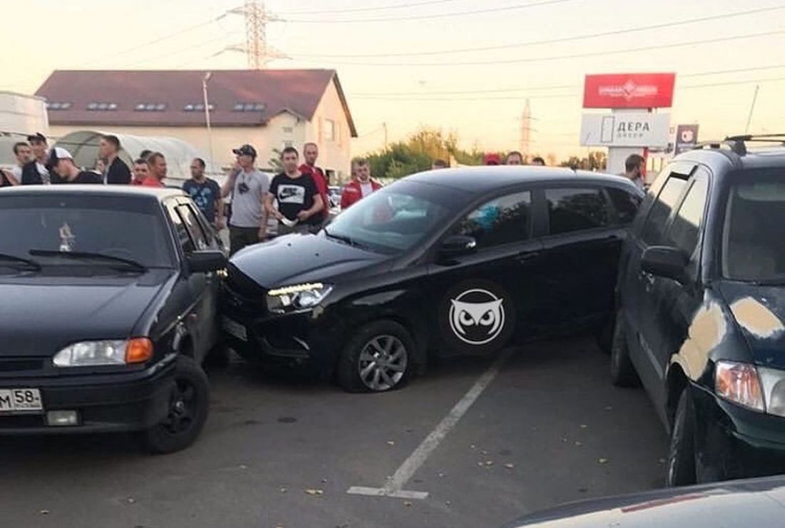 На Севере в Пензе водитель устроил массовую аварию на стоянке