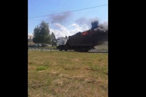 По Тольятти проехал пылающий грузовик. Видео