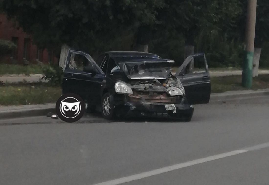 На улице Куйбышева в Пензе искорежило машину. Фото