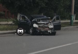 На улице Куйбышева в Пензе искорежило машину. Фото