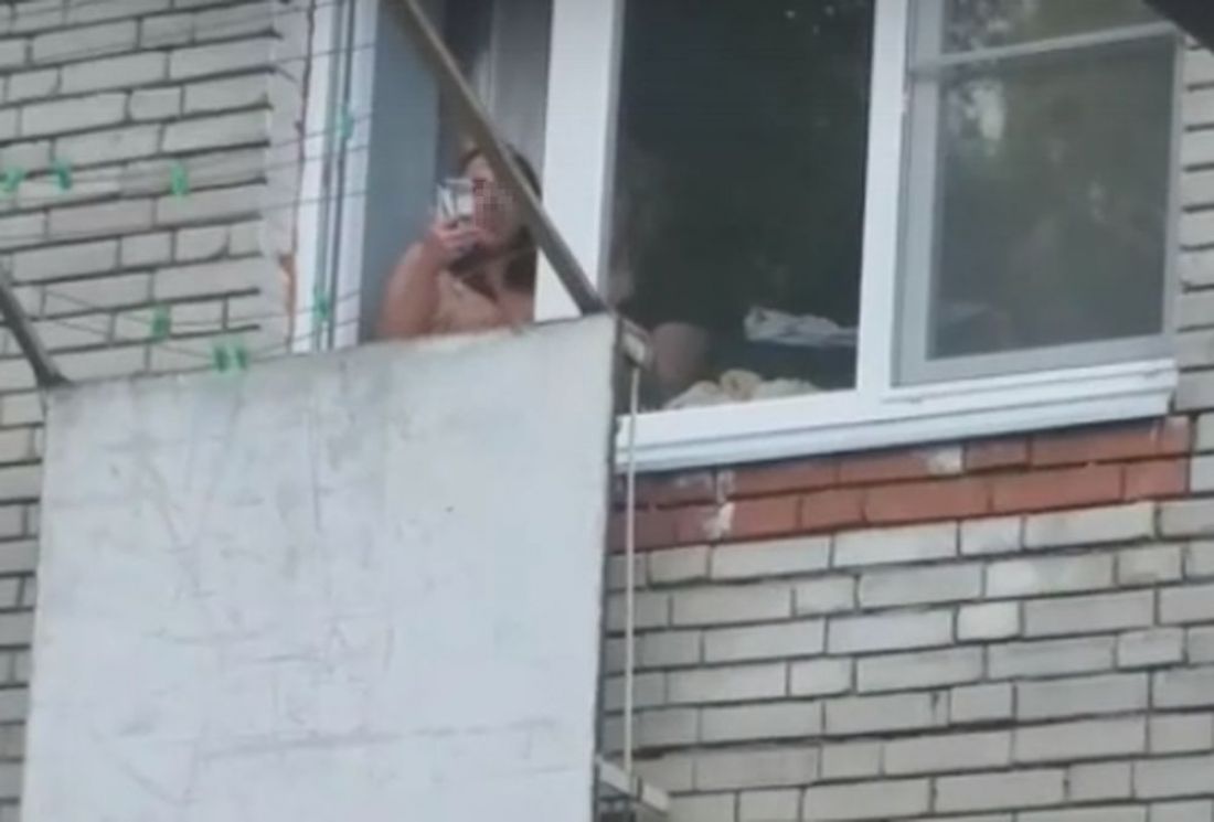 В Пензе обнаженная девушка танцевала утром на балконе