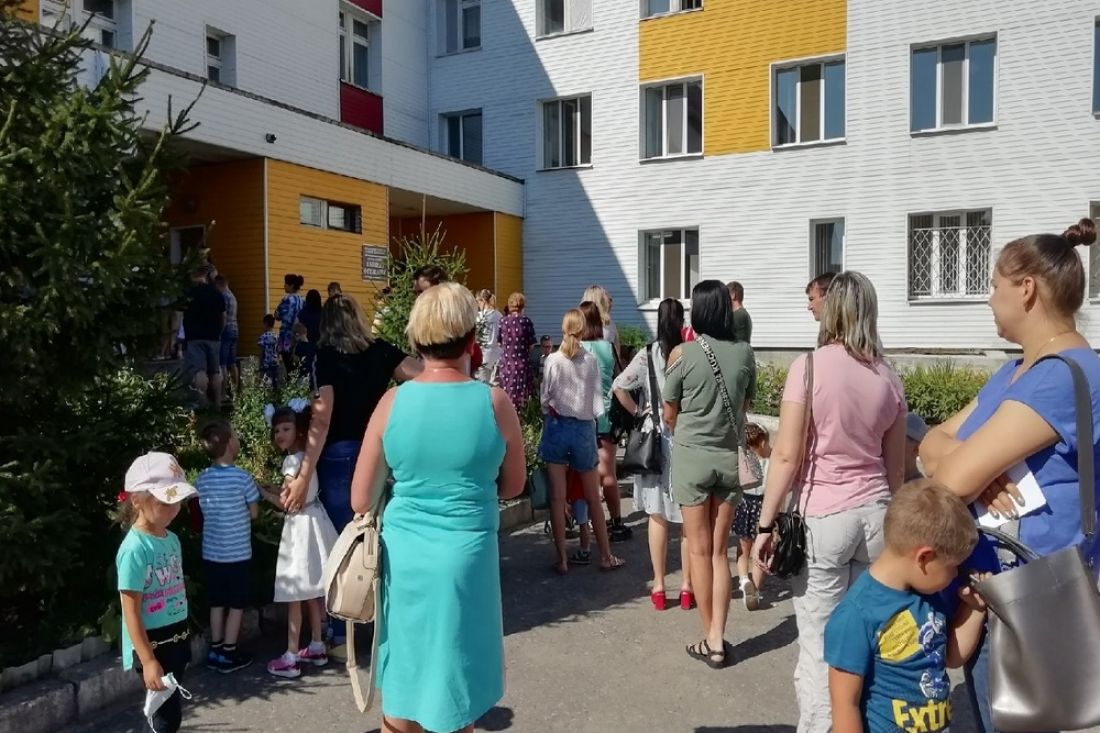 «А как же ковид?» В Кузнецке жителей возмутили «пробки» на входе в детские поликлиники