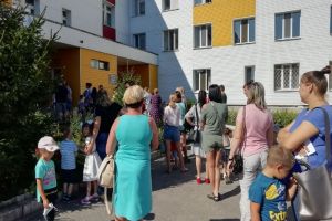 «А как же ковид?» В Кузнецке жителей возмутили «пробки» на входе в детские поликлиники