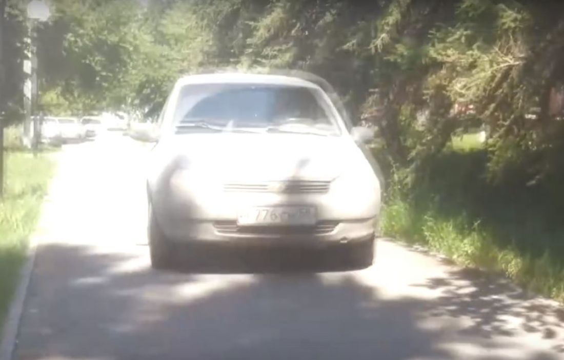 Пензенский «автохам» нагло прокатился по тротуару, где играют дети