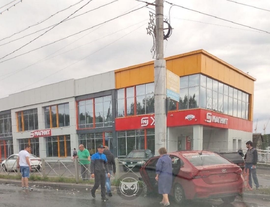 На проспекте Победы иномарка слетела с дороги