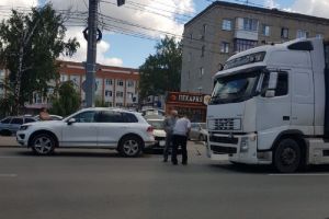 В Пензе фура столкнулась с внедорожником