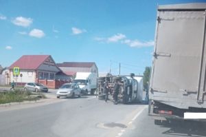«Шумахер». В Кузнецке на перекрестке опрокинулся грузовик