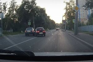 В центре Пензы на «встречке» «ВАЗ» столкнулся с иномаркой