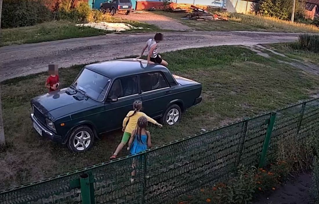 В Пензенской области ребенок повредил машину, побегав и попрыгав по ней