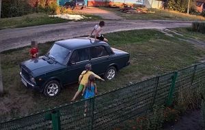 В Пензенской области ребенок повредил машину, побегав и попрыгав по ней