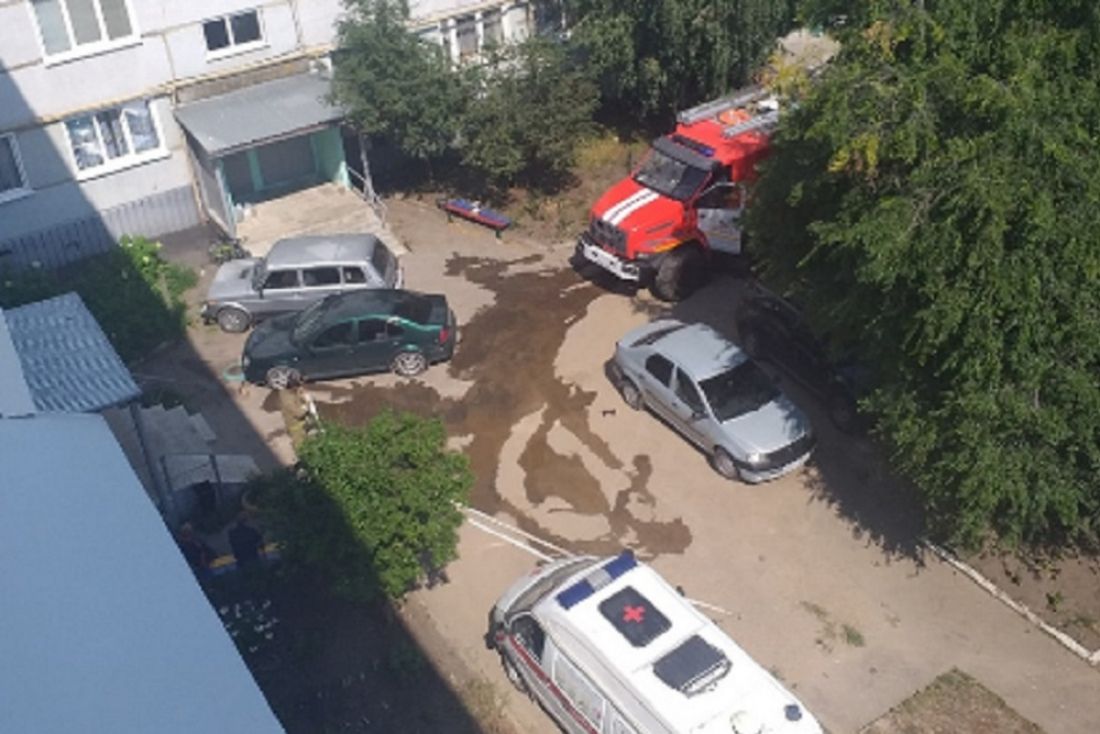К многоэтажке в Кузнецке прибыли «скорая» и пожарная машина