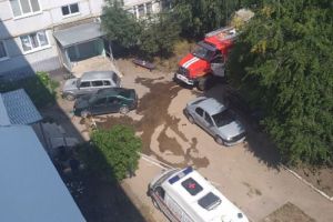 К многоэтажке в Кузнецке прибыли «скорая» и пожарная машина