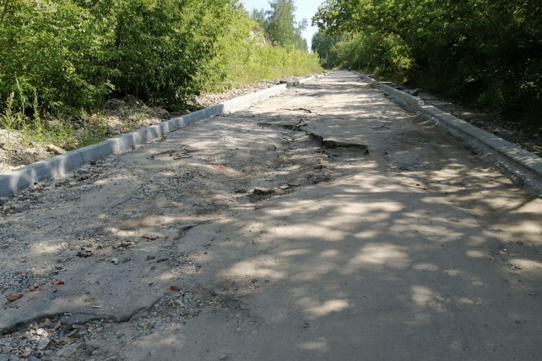 Пензенец показал дорогу с гигантскими ямами, но новыми бордюрами
