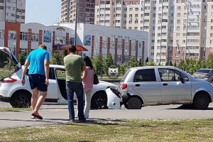 В пензенском микрорайоне ГПЗ-24 одна иномарка влетела в другую