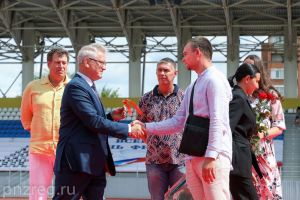Губернатор вручил ключи от квартир перспективным пензенским тренерам