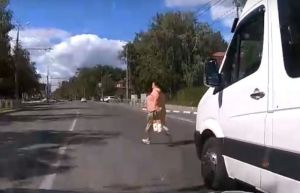 В Пензе пешеход-камикадзе выскочила на дорогу перед маршруткой