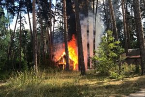 Соцсети: в пензенских Ахунах вспыхнул деревянный дом